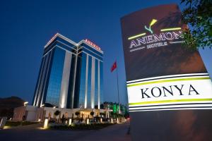 科尼亚Anemon Grand Konya Otel的夜间在科莫酒店前的标志
