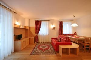 法尔西德Casa Pecol的客厅配有红色的沙发和桌子