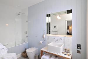 伍德布里奇皇冠酒店的一间带水槽、卫生间和镜子的浴室