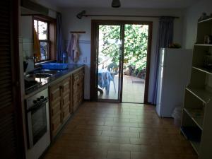 埃尔帕索Casa Mar的厨房设有通往庭院的门。