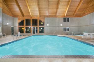 巴克斯特Baymont by Wyndham Baxter/Brainerd Area的一座带木制天花板的建筑中的游泳池