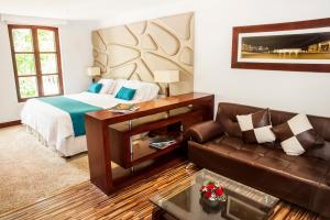 波哥大维雷公园酒店的酒店客房,配有床和沙发