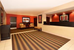 亚特兰大美国亚特兰大克莱尔蒙特长住酒店的大堂设有红色的墙壁和等候室