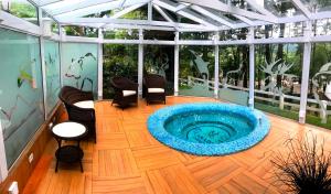 坎波斯杜若尔当坎波斯杜若尔当加拿大旅舍的庭院设有热水浴池和椅子,铺有木地板