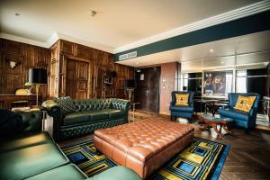 伯明翰马尔马逊伯明翰酒店的客厅配有沙发和桌椅