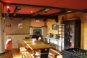 卡斯特洪Casa Melchor的厨房配有木桌和壁炉。
