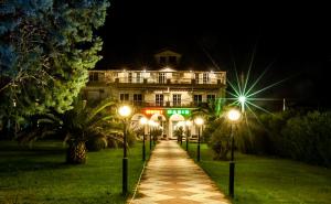 帕拉利亚卡泰里尼斯绿洲公寓式酒店的一座建筑,在晚上有灯
