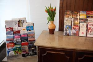 汉堡拉法耶特酒店的桌子上放着书,花瓶上放着花