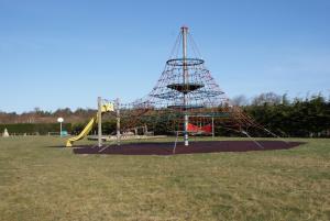 FormerumVakantiepark Haantjes的公园里一个带滑梯的游乐场