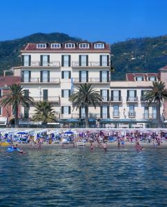 阿拉西奥Hotel Danio Lungomare的一群人,在海滩上,在大楼前