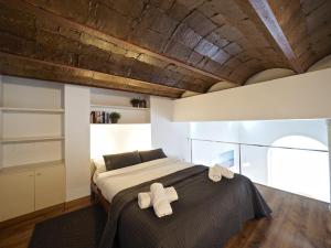 巴塞罗那格拉西亚大道设计公寓的一间卧室配有一张带白色毛巾的床