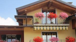 Roccabruna多里亚瓦尔马伊拉住宿加早餐旅馆的阳台上的鲜花建筑