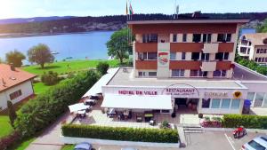 LʼAbbayeHÔTEL DE VILLE - La Baie Du Lac的享有酒店水景