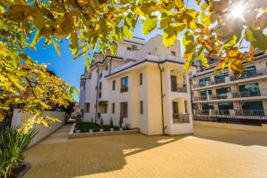 拉夫达Апартамент за гости Villa Ravda的砖路上有黄色叶子的建筑