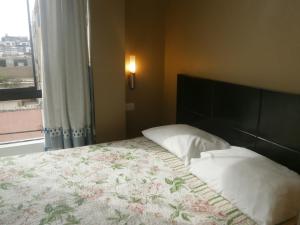 特鲁希略斯多诺拉斯昆特纳斯旅舍的一间卧室设有一张大床和大窗户