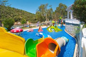 库萨达斯图尚海滩度假全包酒店的儿童水上乐园,带滑梯和水滑梯