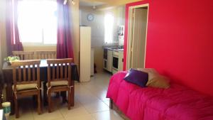 科尔多瓦Temporario en Villa Sol的带沙发和红色墙壁的客厅