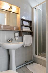 达克斯乐瑞莱斯达克斯酒店的一间带水槽和镜子的浴室