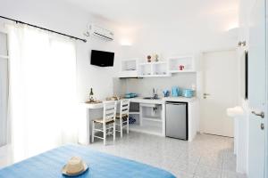 阿波罗尼亚Venia's Guesthouse的白色的厨房配有水槽和书桌