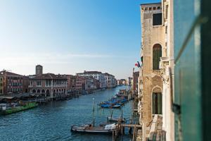 威尼斯Locanda Leon Bianco on the Grand Canal的享有运河和水中船只的景色