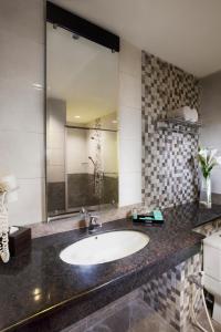 日惹Regantris Malioboro的一间带水槽和大镜子的浴室