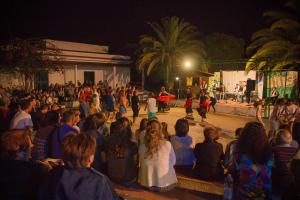 弗切瓦拉诺Villaggio Camping Uria的观众们在舞台上观看表演