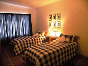 HondeklipbaaiHonne-Hemel的酒店客房设有两张床和窗户。
