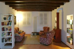 卡夫里亚戈Il Borghetto的客厅配有两把椅子和书架