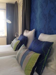 马尔森Bed & Breakfast Geesberge的一间卧室配有两张带枕头的床和蓝色的墙壁