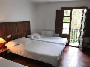 莫利纳塞卡La Casa Del Reloj的带窗户的客房内设有两张单人床。