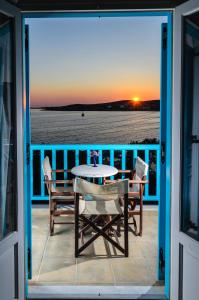 帕罗奇亚里瓦几亚酒店的海景阳台上的桌椅
