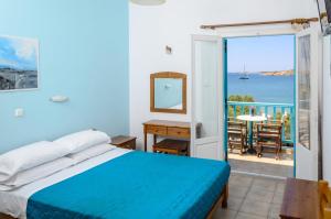 帕罗奇亚里瓦几亚酒店的一间卧室配有一张床,享有海景