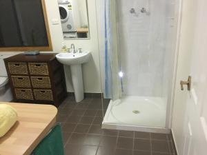 楠立Jarrah Glen Cabins的一间带水槽、淋浴和卫生间的浴室