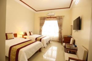 河江河江皇家酒店的酒店客房设有两张床和电视。