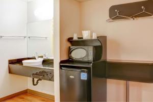 毕夏普比舍普6号汽车旅馆的厨房配有微波炉和小冰箱
