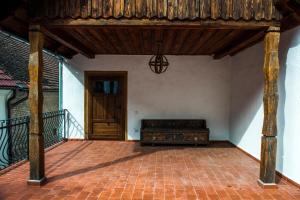 布拉索夫Casa Veche的砖地板上带长凳的门廊