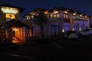 布隆方丹安踏博加酒店 的一座建筑,晚上停在前面
