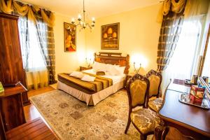彼得罗扎沃茨克13椅精品酒店的卧室配有一张床和一张桌子及椅子