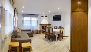 Lagrán阿里亚加艾提亚乡村民宿的客厅配有沙发和桌子