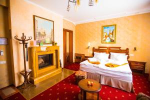 彼得罗扎沃茨克13椅精品酒店的酒店客房配有一张床和一个壁炉。