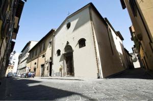 佛罗伦萨圣莫纳卡旅舍的街道上设有门的白色建筑