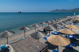 毕达哥利翁Studio Nikos的海滩上的一把遮阳伞和椅子