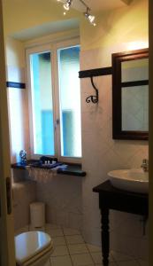 SanfrontIl Borgo的一间带水槽和卫生间的浴室以及窗户。