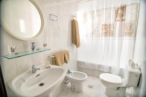 圣地亚哥德拉里贝拉马德里酒店的一间带水槽、卫生间和镜子的浴室