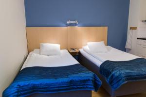 林雪平城市酒店与青年旅舍客房内的一张或多张床位