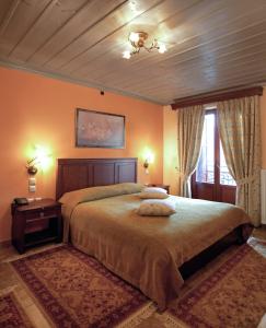 蒂米萨那Amanites Guesthouse的一间卧室配有一张带橙色墙壁的大床