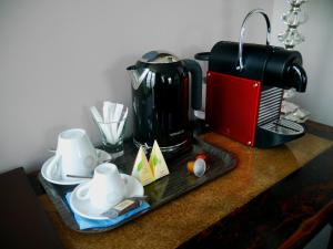 弗朗斯地区特朗布莱蓝城堡酒店的一张桌子、咖啡壶和咖啡壶