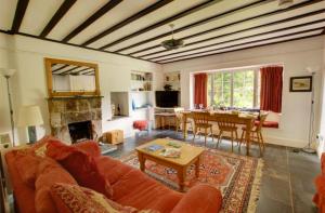 朗塞斯顿West Bowithick Holiday Cottages的客厅配有沙发和桌子