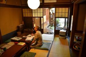 京都金优雅宾馆的坐在桌子上的人
