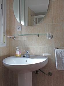埃尔博斯克Casa Gil - La Vega的浴室设有白色水槽和镜子